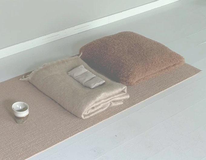 Yogamåtte, tæppe og pude gjort klar til retreat
