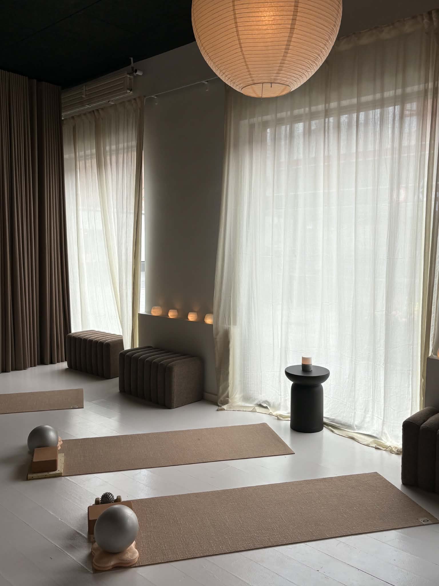 Anne Gaia Studio i Odder med yogamåtter klar til dagsretreat